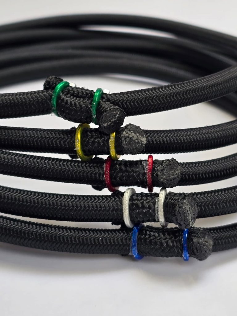 Geclipste Gummiseile mit Metallclips zur dauerhaften Verbindung von Expanderseilen in der Serienfertigung