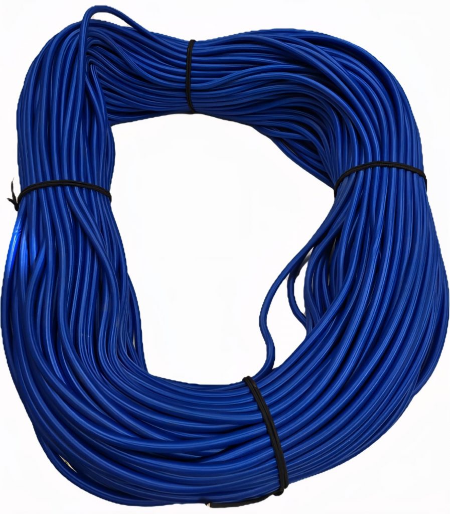 Blaues Gummiseil gehaspelt und gebündelt für mobilen Einsatz und flexible Befestigungen