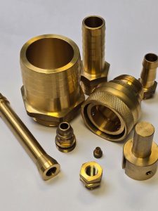 Verschiedene Messingdrehteile und Gewindekomponenten für Industrie, Maschinenbau und Verbindungstechnik