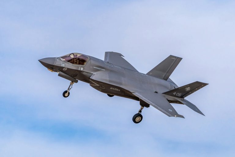 Militärisches Luftfahrzeug als Beispiel für Anwendungen in der Sicherheits- und Verteidigungstechnik