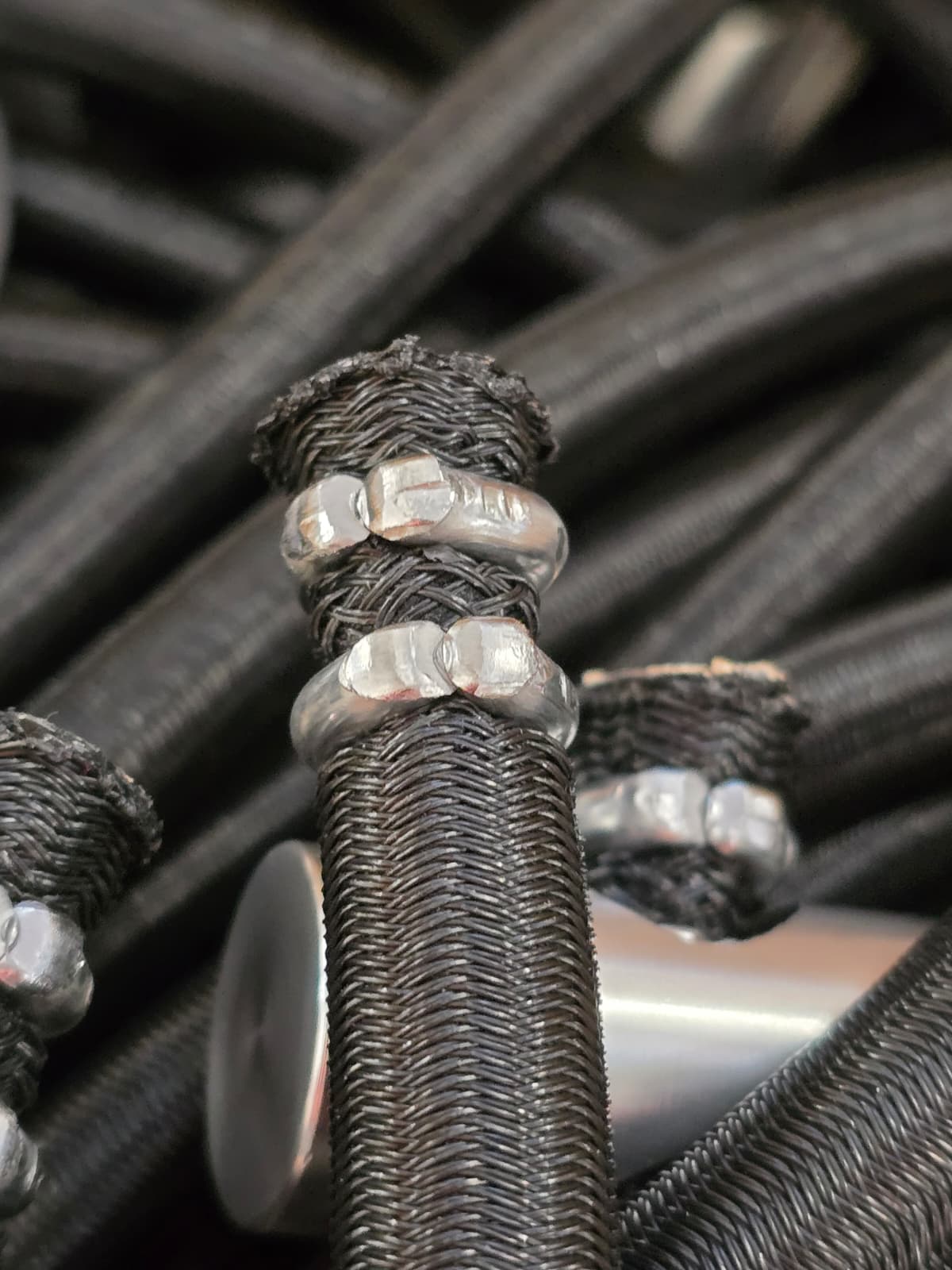 Ummanteltes Gummiseil mit mechanischer Endverbindung durch Metall-Stepeln