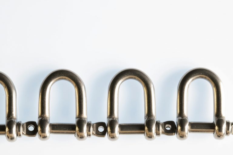 Metall-Schäkel als Verbindungselemente für technische Anwendungen